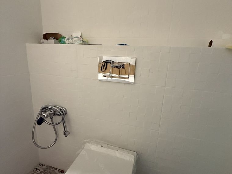 Montaż WC ze stelażem i prysznicem bidetowym — realizacja w Krakowie