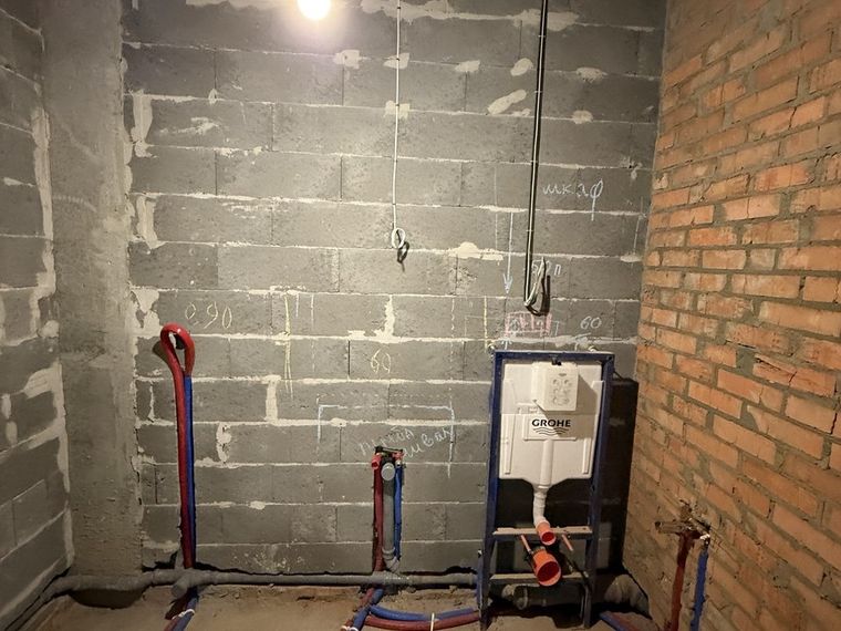Rozprowadzenie rur w łazience i montaż stelaża — realizacja w Krakowie, zdjęcie 4